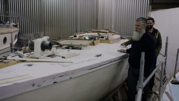 船厂的父子在建造和翻新帆船 家族企业 — 图库视频影像