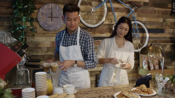 Retrato Casal Empresário Sorridente Atrás Balcão Café — Vídeo de Stock