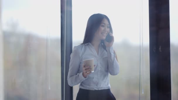 Interesu Szczęśliwy Rozmowy Telefon Kubkiem Kawy Ręku — Wideo stockowe