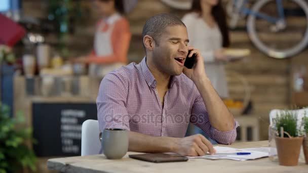 Üzletember Wesola Dolgozik City Kávézó Beszél Telefonon — Stock videók
