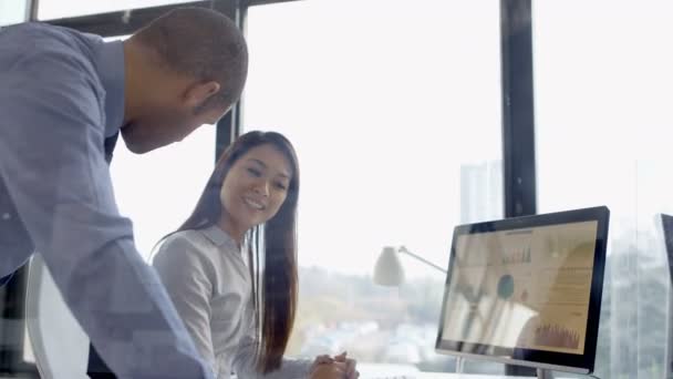 Geschäftsmann Und Frau Büro Diskutieren Finanzdaten Computer — Stockvideo