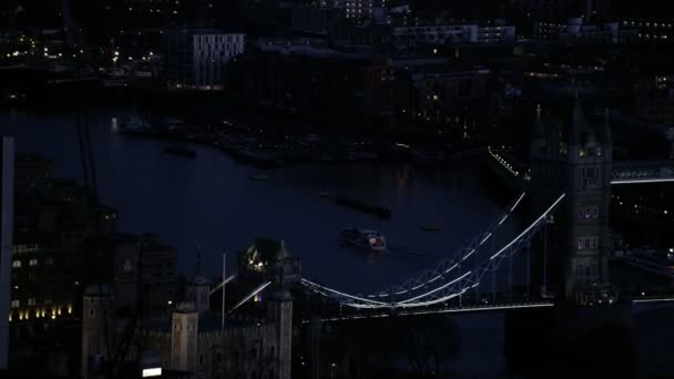 ロンドンのタワー ブリッジと象徴的な都市の高層ビルの眺めの 夜の空中ショット — ストック動画