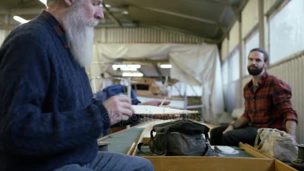 Dos Hombres Que Trabajan Negocio Construcción Barcos Chequeo Puntales Madera — Vídeos de Stock