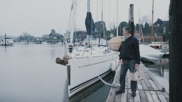 Stående Leende Bearded Man Stå Framför Segelbåt Marina — Stockvideo