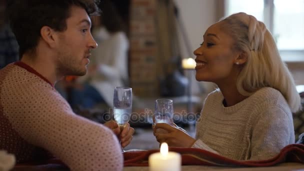Casais Românticos Felizes Relaxando Com Vinho Frente Fogo Aberto — Vídeo de Stock