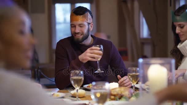 Mutlu Aile Toplantı Aile Arkadaşlar Ile Xmas Akşam Yemeği Tadını — Stok video