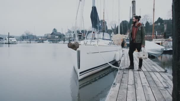 Portret Van Glimlachen Bebaarde Man Die Tegenover Zeilboot Een Jachthaven — Stockvideo