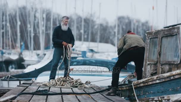 Otec Syn Rybáře Otlučený Starý Loď Kotvící Molo Chatování — Stock video