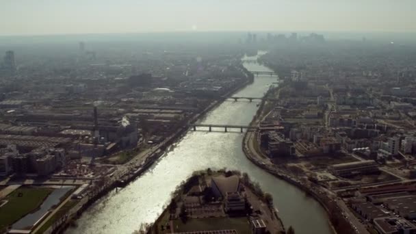 Воздушный Вид Пролетающий Над Центром Парижа Горизонтом Города Рекой — стоковое видео
