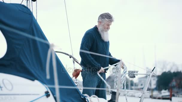 Зрелый Бородатый Человек Лодкой Причалил Марине Готовясь Плаванию — стоковое видео