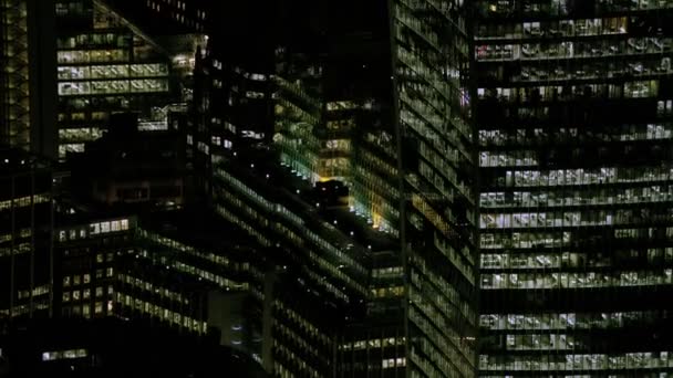 Luftaufnahme Von Londoner Business Wolkenkratzern Nachts Beleuchtete Büros — Stockvideo