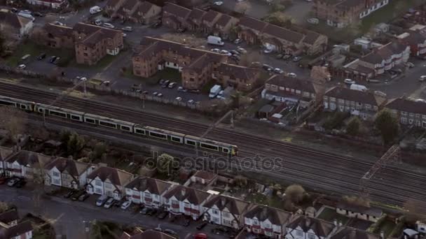 Вид Воздуха Пассажирский Поезд Идущий Лондонского Вокзала — стоковое видео