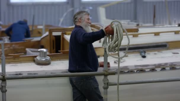 Trabajadores Astillero Que Trabaja Construcción Renovación Veleros — Vídeos de Stock