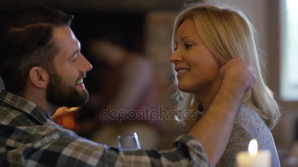Portret Van Romantische Lachende Paar Ontspannen Met Wijn Bij Open — Stockvideo