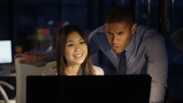 肖像画笑顔ビジネスの男性と事務所で夜遅くまで働く女性 — ストック動画