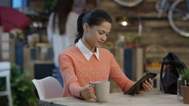 Счастливая Молодая Женщина Смотрит Планшет Пить Кофе Модном Кафе — стоковое видео