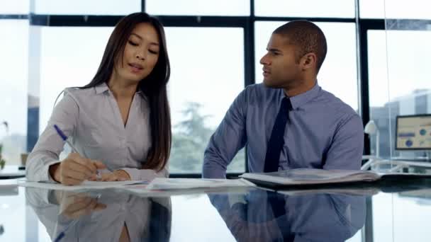 ビジネスの男性と女性女性メモを取るとビジネス戦略を議論 — ストック動画