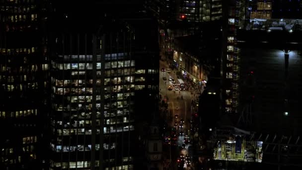 都市オフィス高層ビルや夜忙しいロンドン都心でのトラフィックの航空写真 — ストック動画