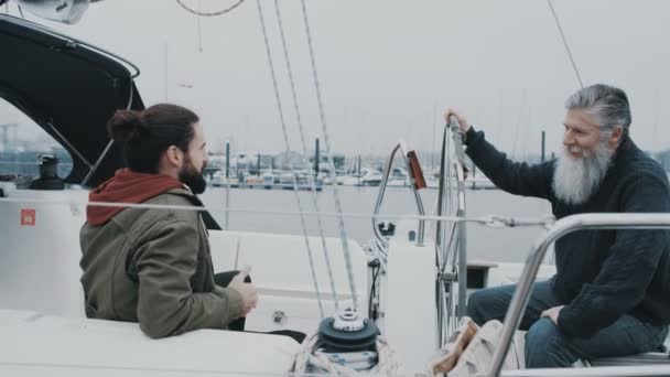 Vader Zoon Tijd Samen Een Zeilboot Jachthaven — Stockvideo