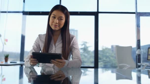 Stående Leende Affärskvinna Med Tablett Dator Kontoret — Stockvideo