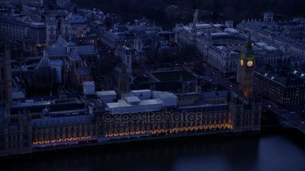 ロンドンのビッグ ベンや国会議事堂の空撮が早朝にライトアップ — ストック動画