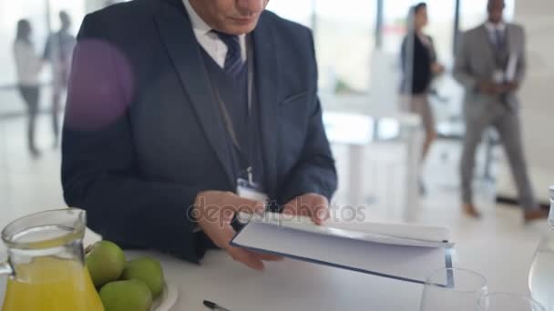 Manažeři Firem Obchodní Seminář Při Pohledu Papírování Diskuse — Stock video