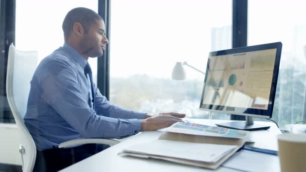 Zakenman Werken Computer Achter Zijn Bureau — Stockvideo