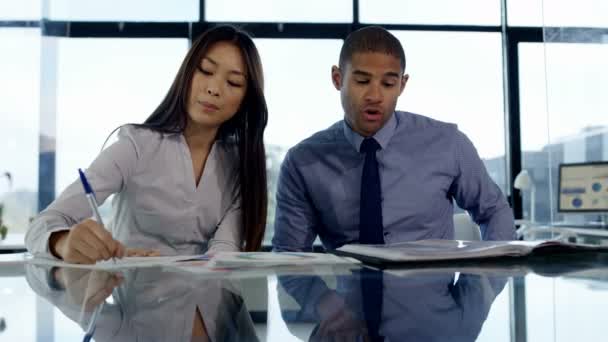 Homem Negócios Mulher Discutindo Estratégia Negócios Com Mulher Tomando Notas — Vídeo de Stock