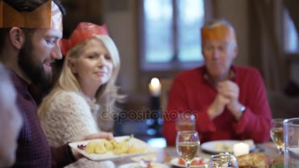 の幸せな家族の集まり 食料とクリスマス ディナーでチャット — ストック動画