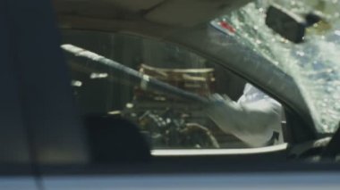 4 k bir beysbol sopası ile bir araba zarar verirken takım astronot agresif erkekte