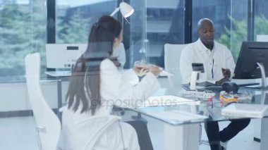 bileşenleri ile 3d yazıcı bina laboratuarda, çalışan 4 k elektronik mühendisleri