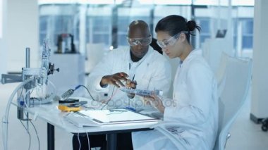 bina ve elektronik cihazların test laboratuarda çalışan 4 k elektronik mühendisleri