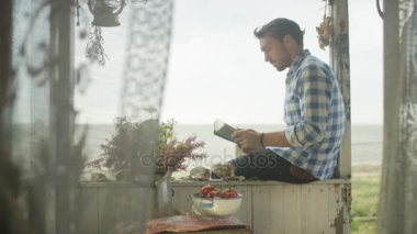 Barış ve huzur zevk plaj evinde bir kitap okuma 4 k ciddi adam