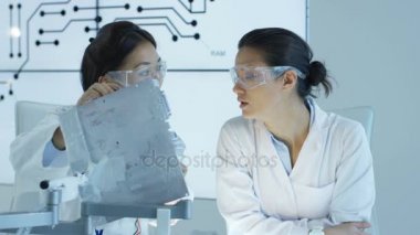 bina ve elektronik cihazların test laboratuarda çalışan 4 k elektronik mühendisleri