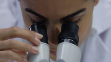 4k aşırı yakın çekim tıbbi araştırmacı laboratuarda mikroskop arıyorum