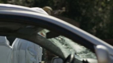 4 k agresif astronot bir beysbol sopası ile araba zarar verirken demirleyecek yer öfke ile.