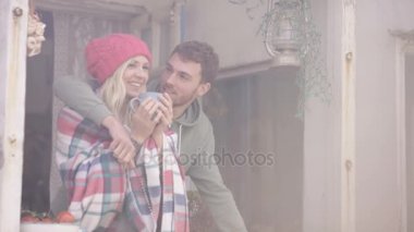 4 k romantik genç çift plaj evinde, kucaklayan ve manzaraya bakan