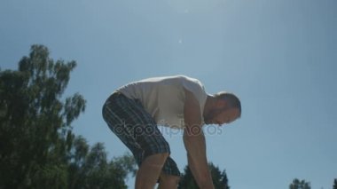 4 k öfkeyle agresif adam hava yükselterek silah ile adrenalin araba beysbol sopası ile smashing sonra sorunları