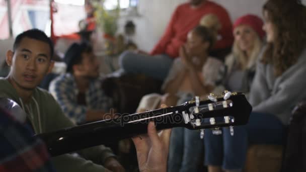 Ευτυχισμένη Ομάδα Φίλων Κρέμεται Στο Beach House Παίζοντας Κιθάρα Και — Αρχείο Βίντεο