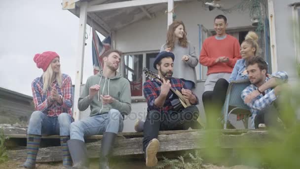Szczęśliwy Grupa Przyjaciół Wylegiwanie Się Plaży Dom Gra Gitarze Śpiewając — Wideo stockowe