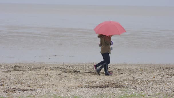 Joyeux Jeune Couple Avec Parapluie Rouge Marchant Sur Plage Par — Video