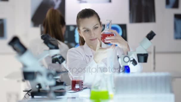 Retrato Científico Investigador Sonriente Trabajando Laboratorio Con Colegas — Vídeo de stock