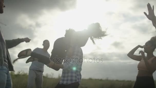 Jovens Amigos Felizes Despreocupados Dançando Praia Enquanto Sol Começa Pôr — Vídeo de Stock