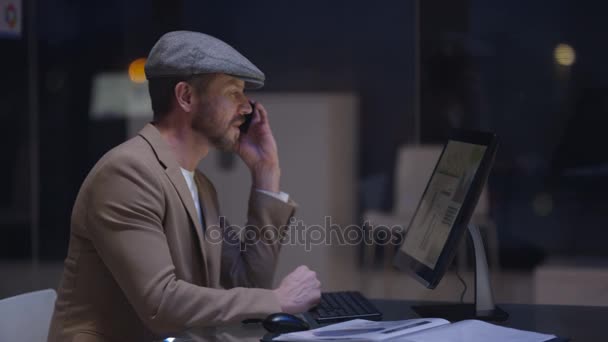 Обеспокоенный Бизнесмен Работающий Допоздна Просматривая Цифры Разговаривая Телефону — стоковое видео
