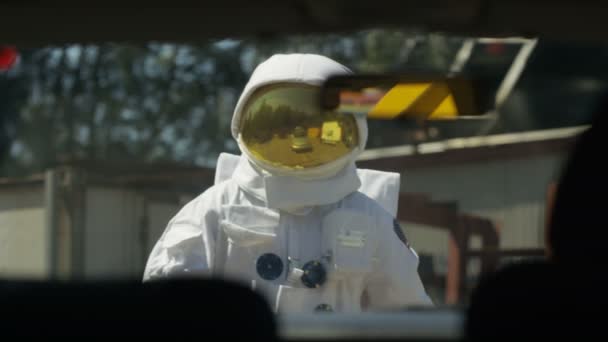 Astronauta Aggressivo Arrampicata Sul Tetto Della Macchina Oscillante Una Mazza — Video Stock