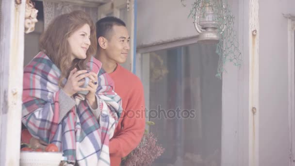 Romantyczna Para Młodych Beach House Obejmując Patrząc Widok — Wideo stockowe