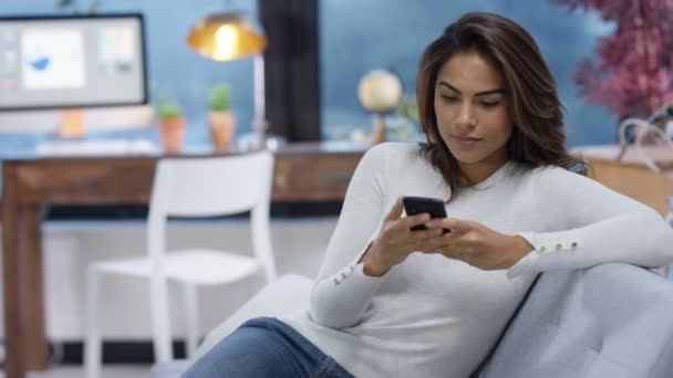 Hermosa Mujer Relajante Casa Mensajes Texto Uso Internet Teléfono Inteligente — Vídeo de stock