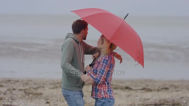 Sourire Jeune Couple Romantique Avec Parapluie Rouge Passer Temps Sur — Video