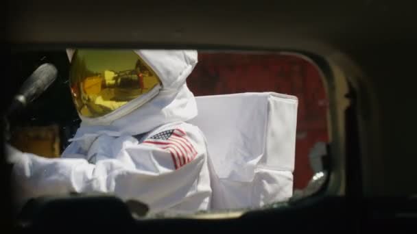 Homme Agressif Costume Astronaute Vandalisant Une Voiture Avec Une Batte — Video