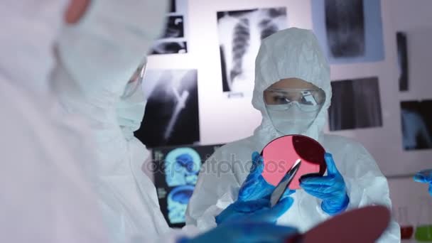 Wissenschaftlerteam Ganzkörperanzügen Untersucht High Tech Materialien Sterilen Labor — Stockvideo